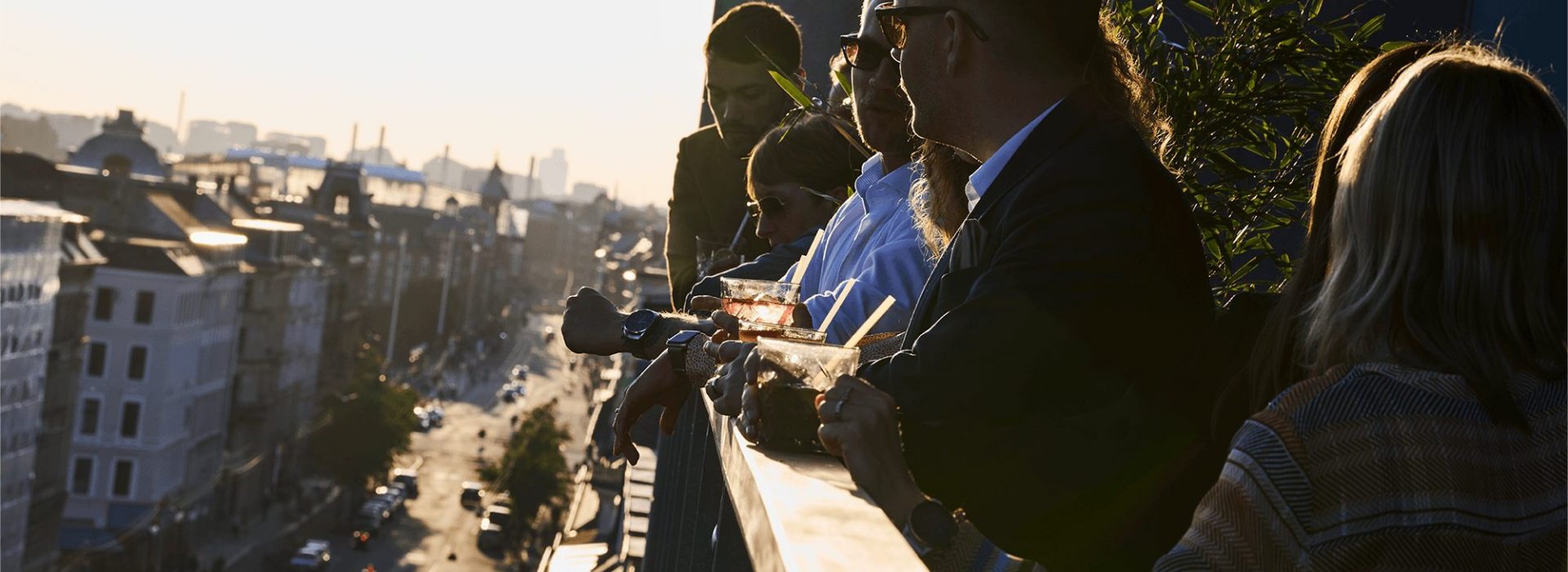 Gæster med drinks på Rooftop